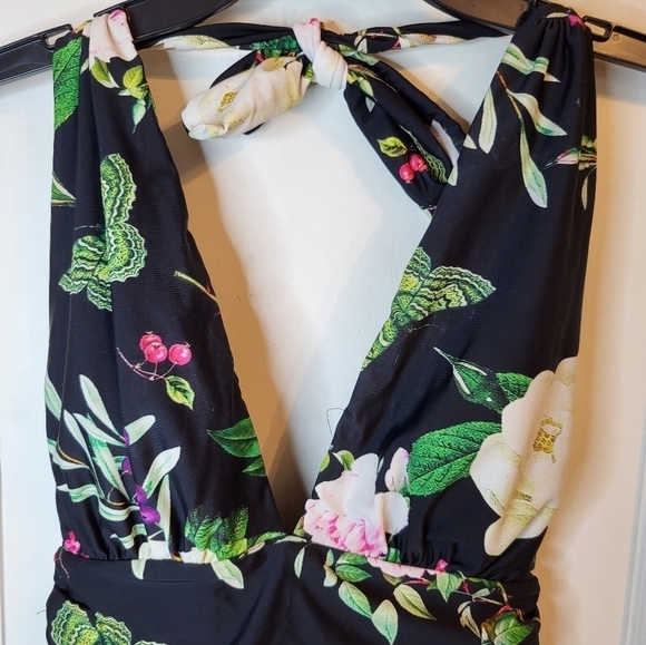 Cupshe Med halter top floral Deep plunge swim - Picture 11 of 15